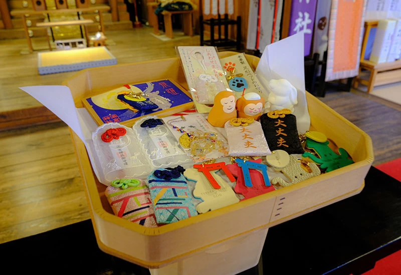 さまざまな授与品が揃う