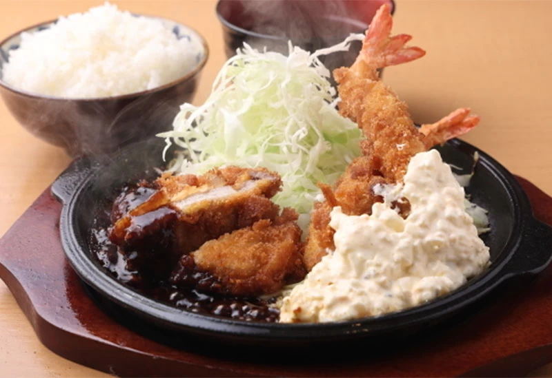 エビフライとカツの定食