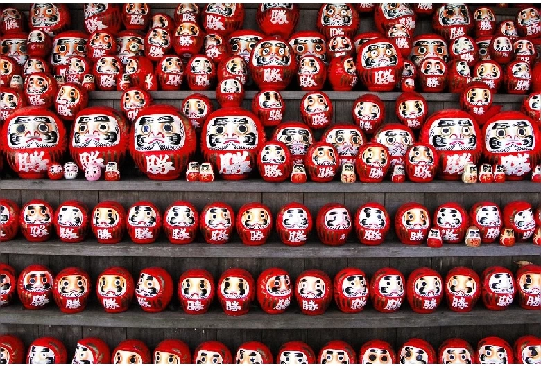 勝ちダルマ奉納棚