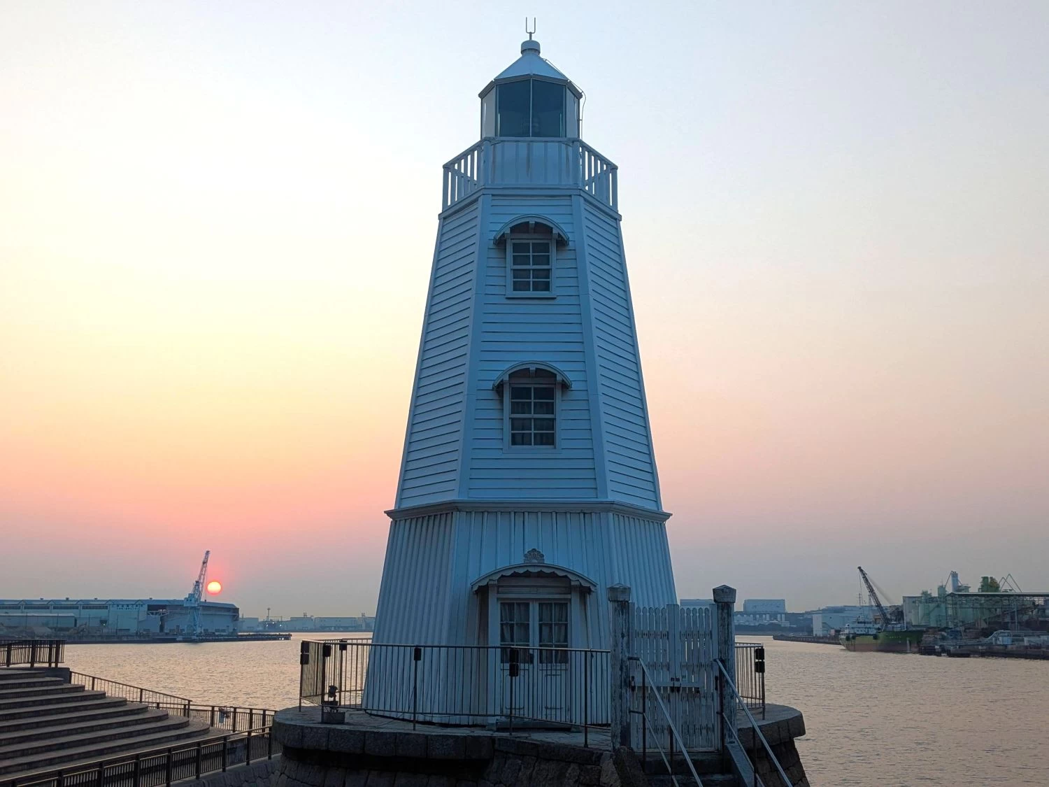 日没時の灯台（現地にて撮影）