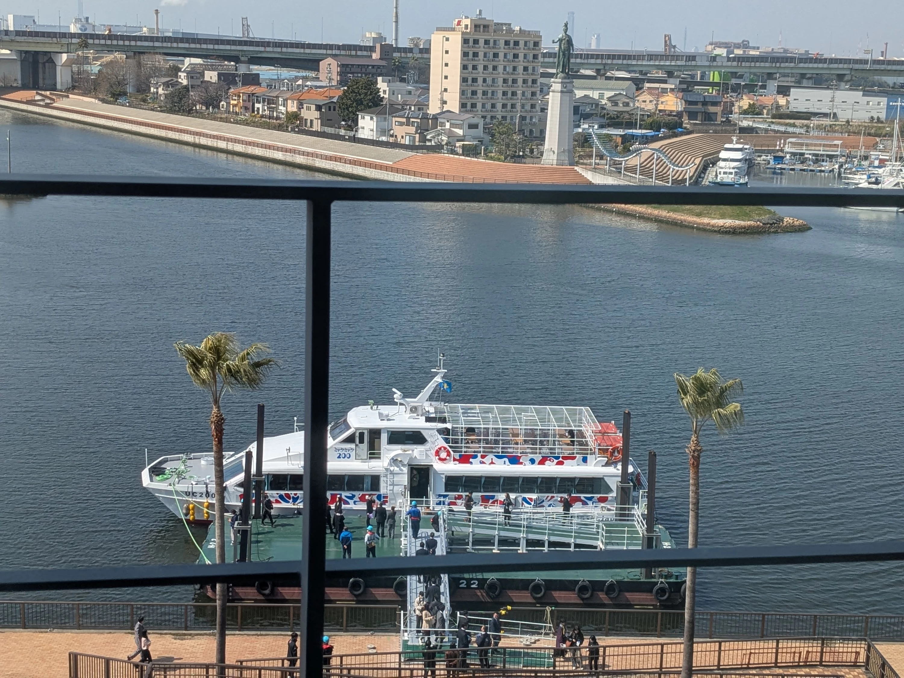 ホテルから見た船着き場（現地にて撮影）
