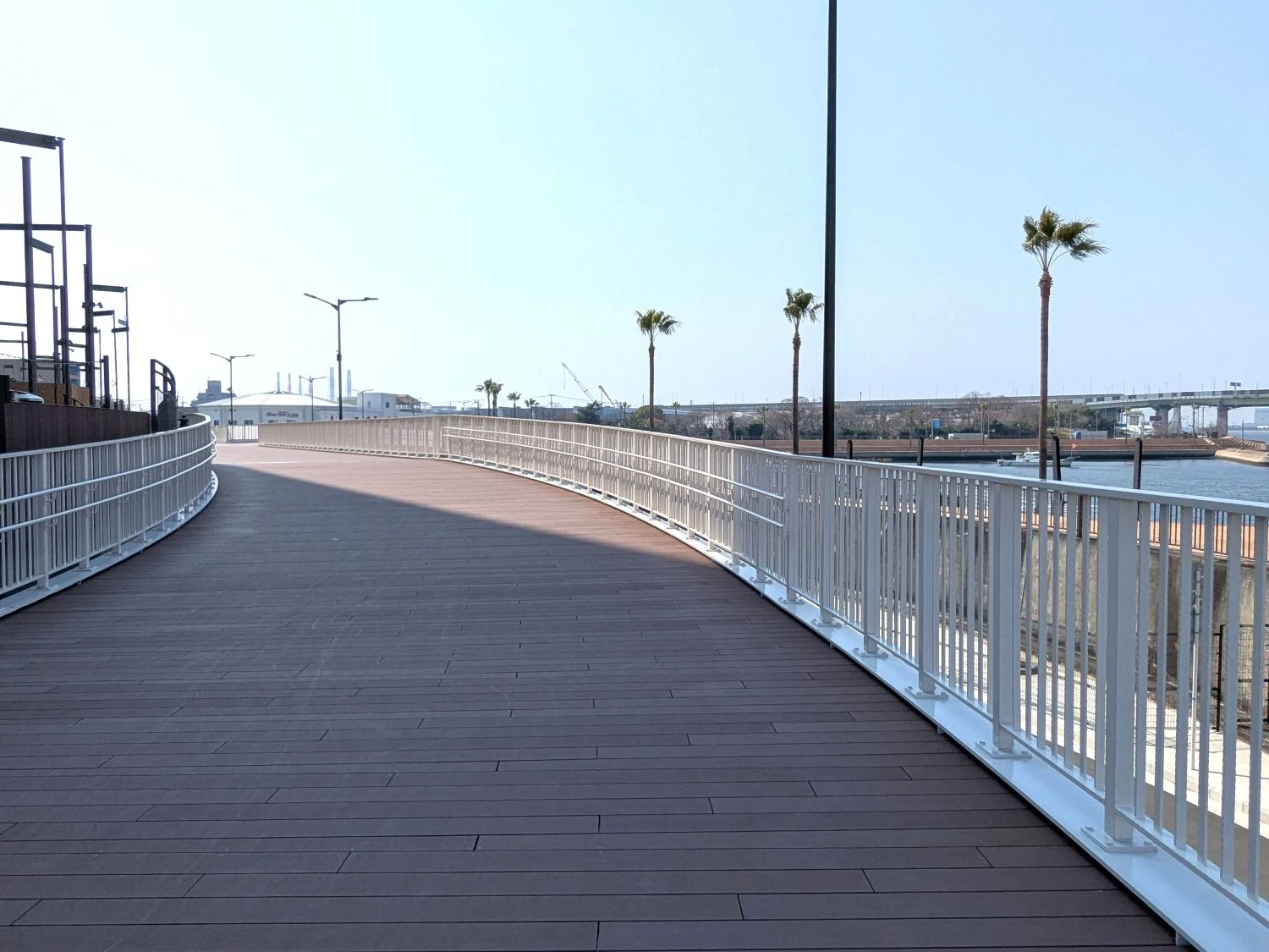 プロムナードを経由して灯台へ向かう（現地にて撮影）