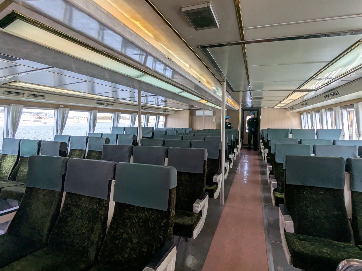 船内席（現地にて撮影）