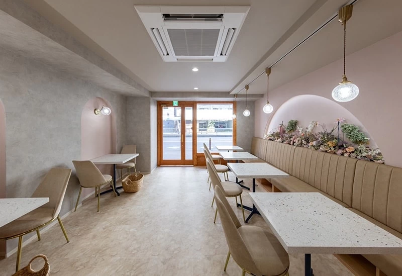 花とピンク色で彩られた癒やしの空間