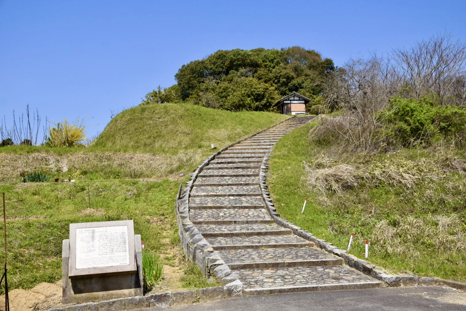 古墳への道