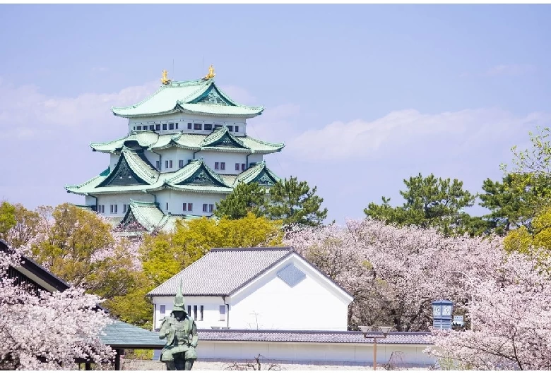 春の名古屋城