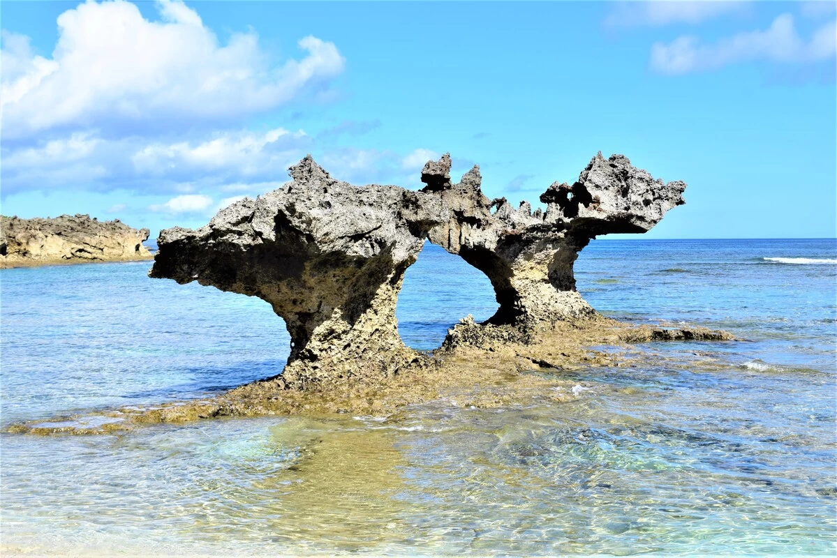 岩の隙間が逆ハート型に見える②