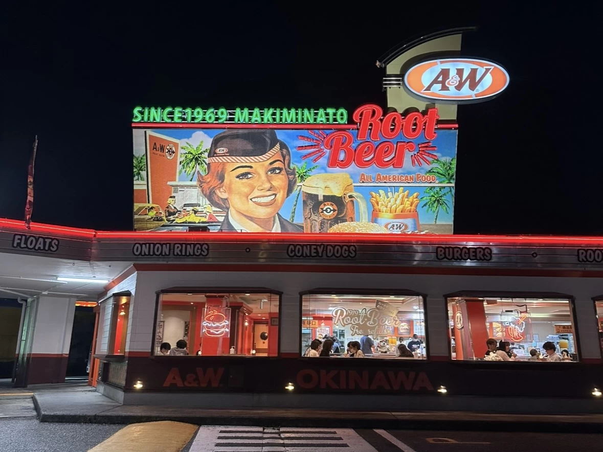 夜の外観
