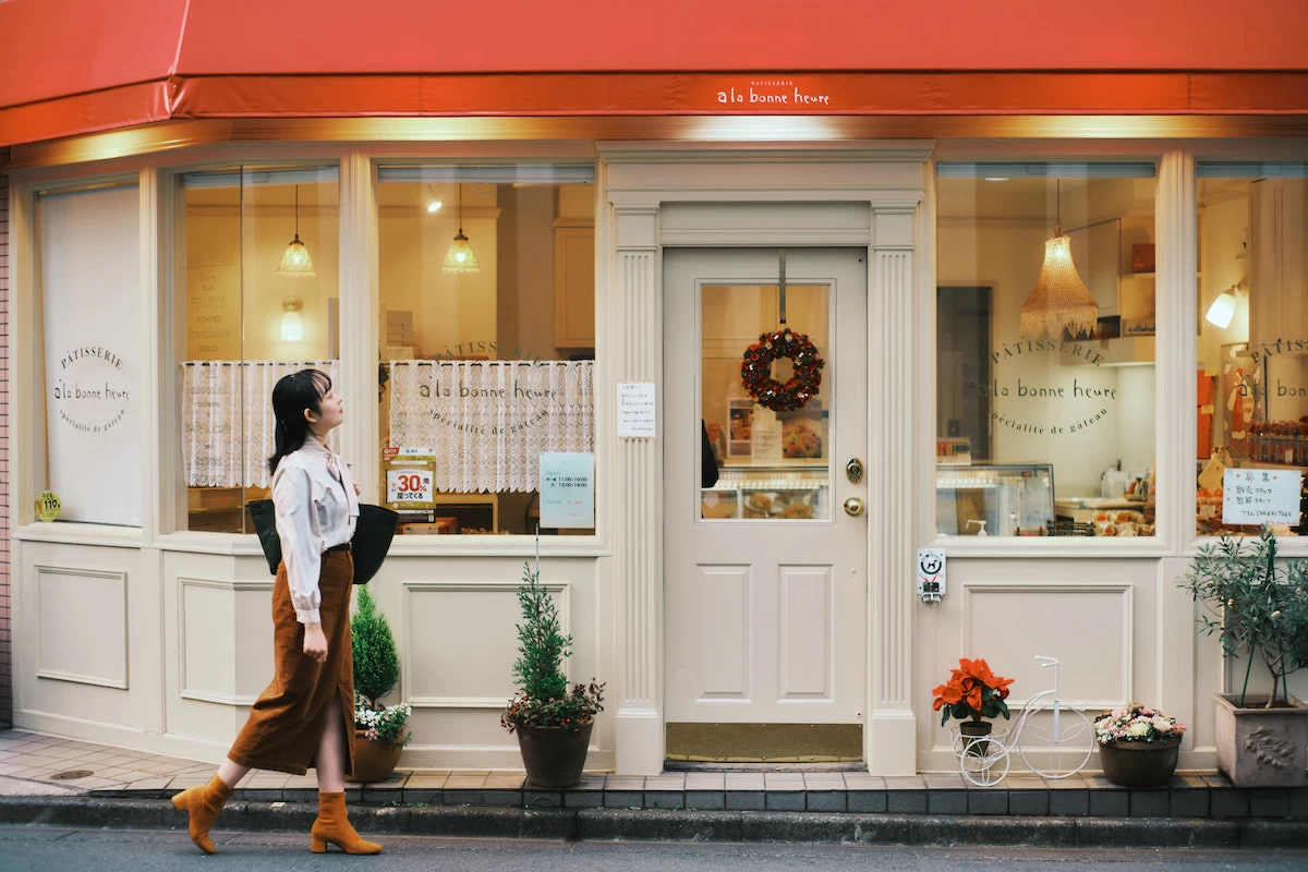 赤い屋根が目印の可愛らしいお店 