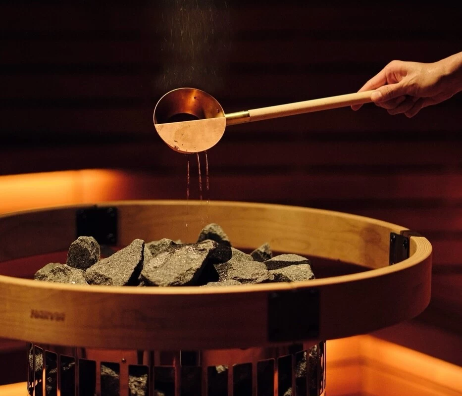 約1時間に一度、スタッフによるスペシャルロウリュを実施