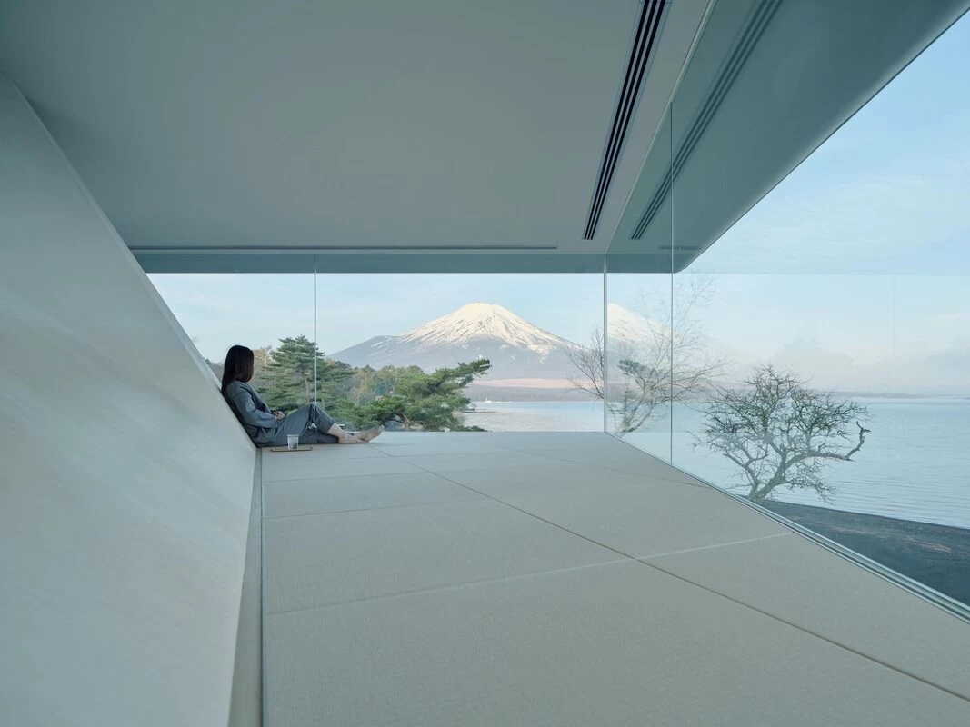 サウナのあとは、2階の展望ラウンジでゆっくりと