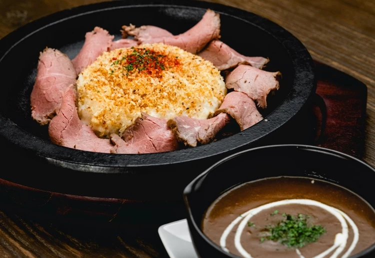 お肉が赤いうちに別皿のカレーをかける