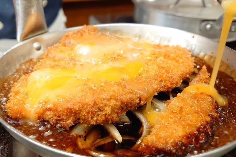 卵でとじた「煮込みソースカツ丼」