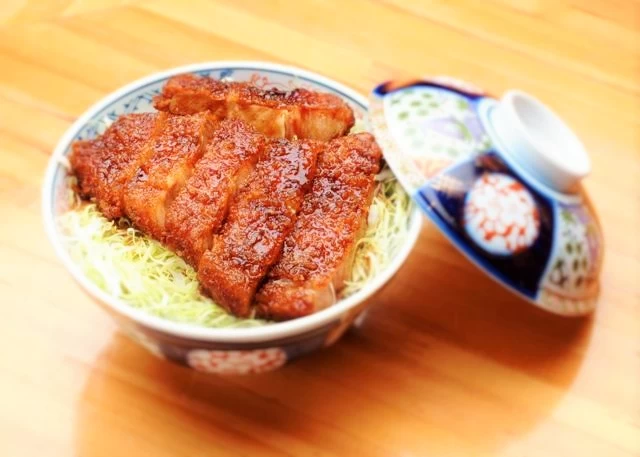 キャベツがたっぷり乗った「ソースカツ丼」