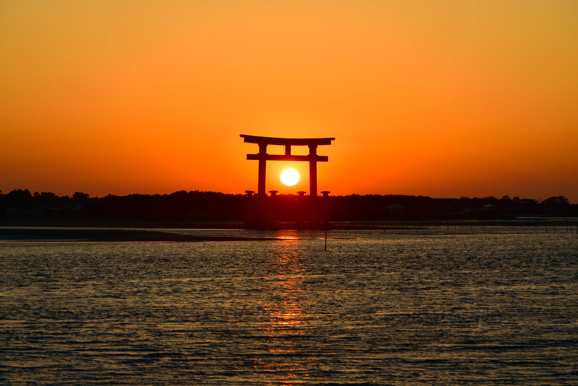 鳥居に沈む夕日