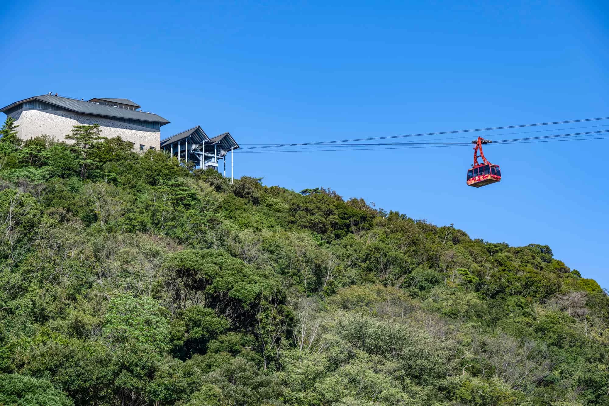 遊覧船から見上げるかんざんじロープウェイ
