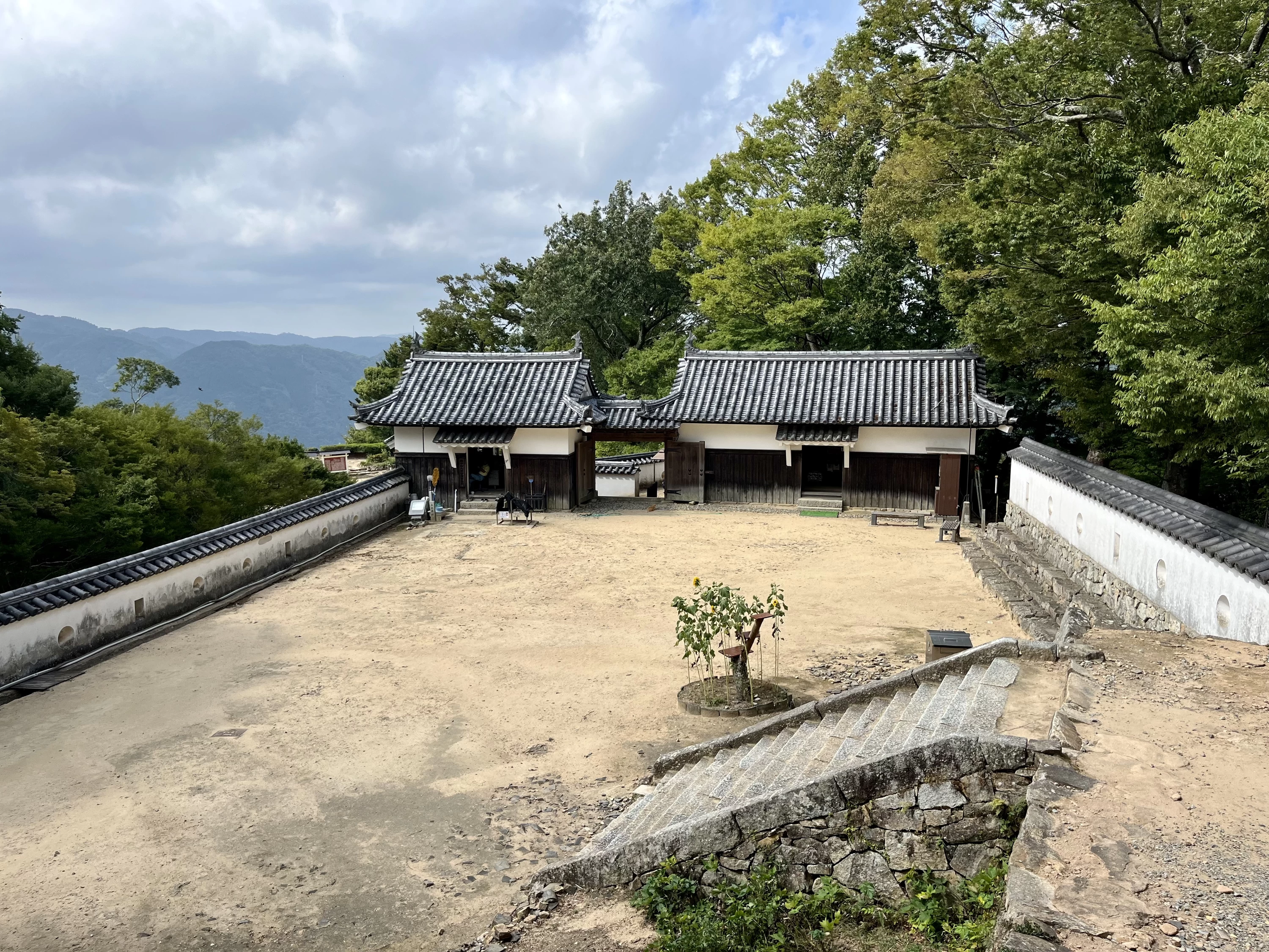 天守から望む本丸（現地にて撮影）