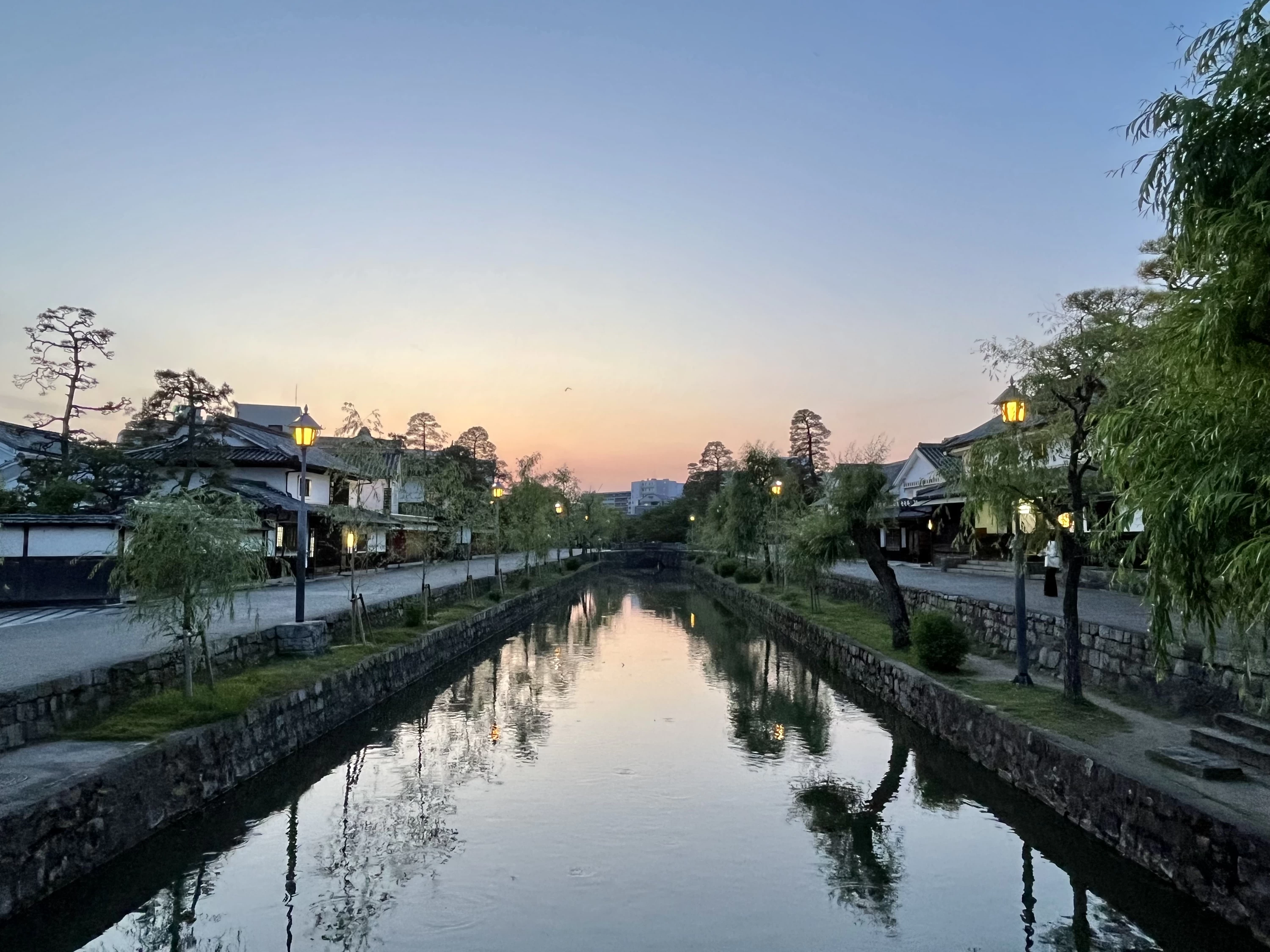 黄昏時の倉敷川（現地にて撮影）