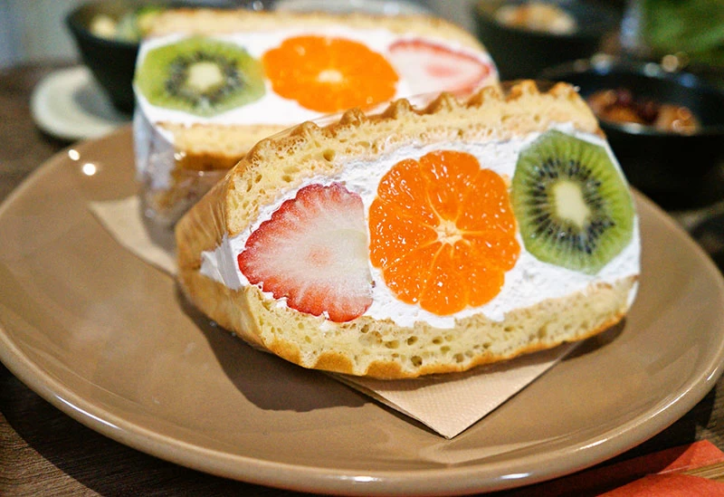 あっさりした甘さの生クリームたっぷりのフルーツサンド