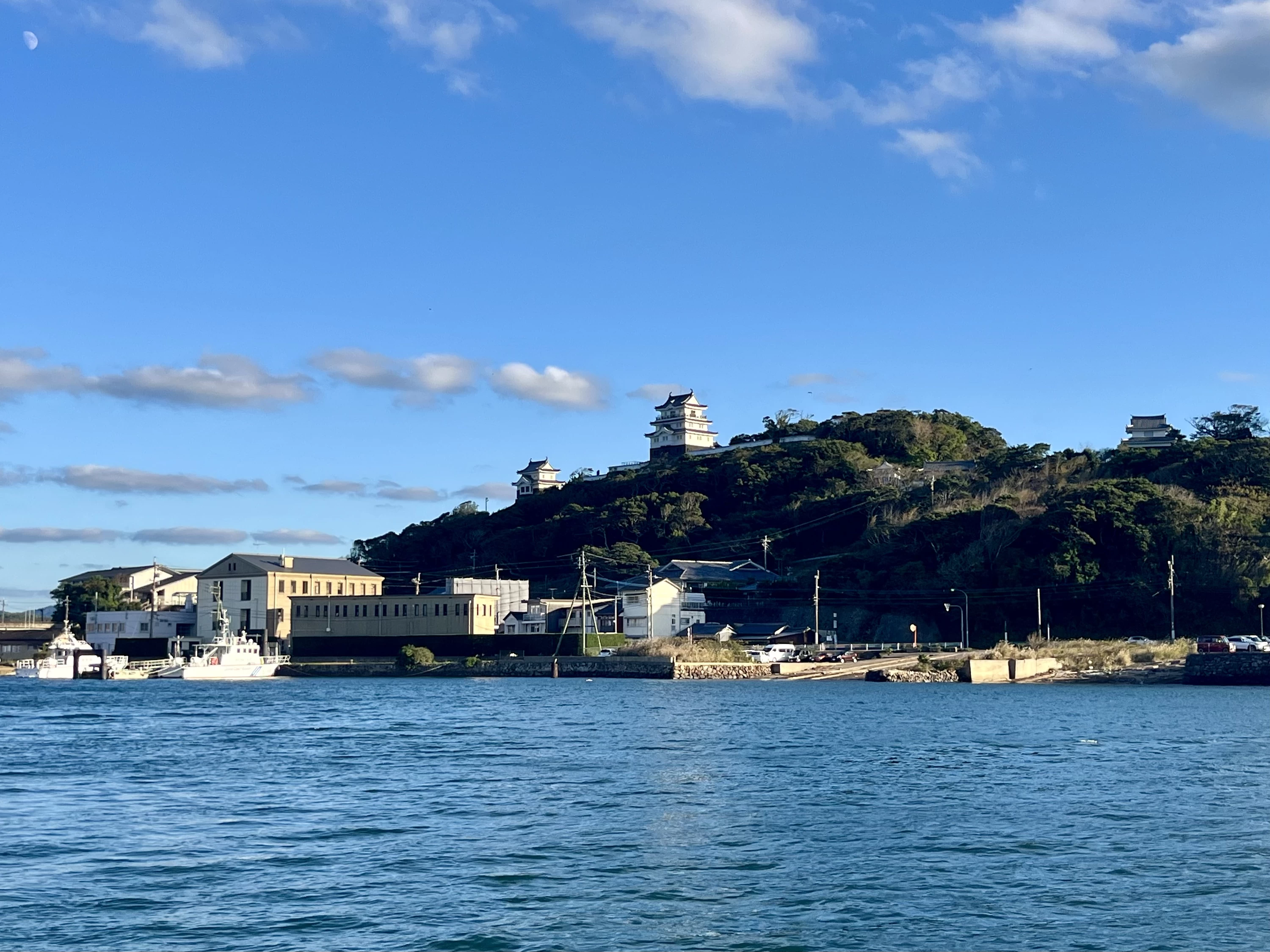 平戸港から望む平戸城（現地にて撮影）