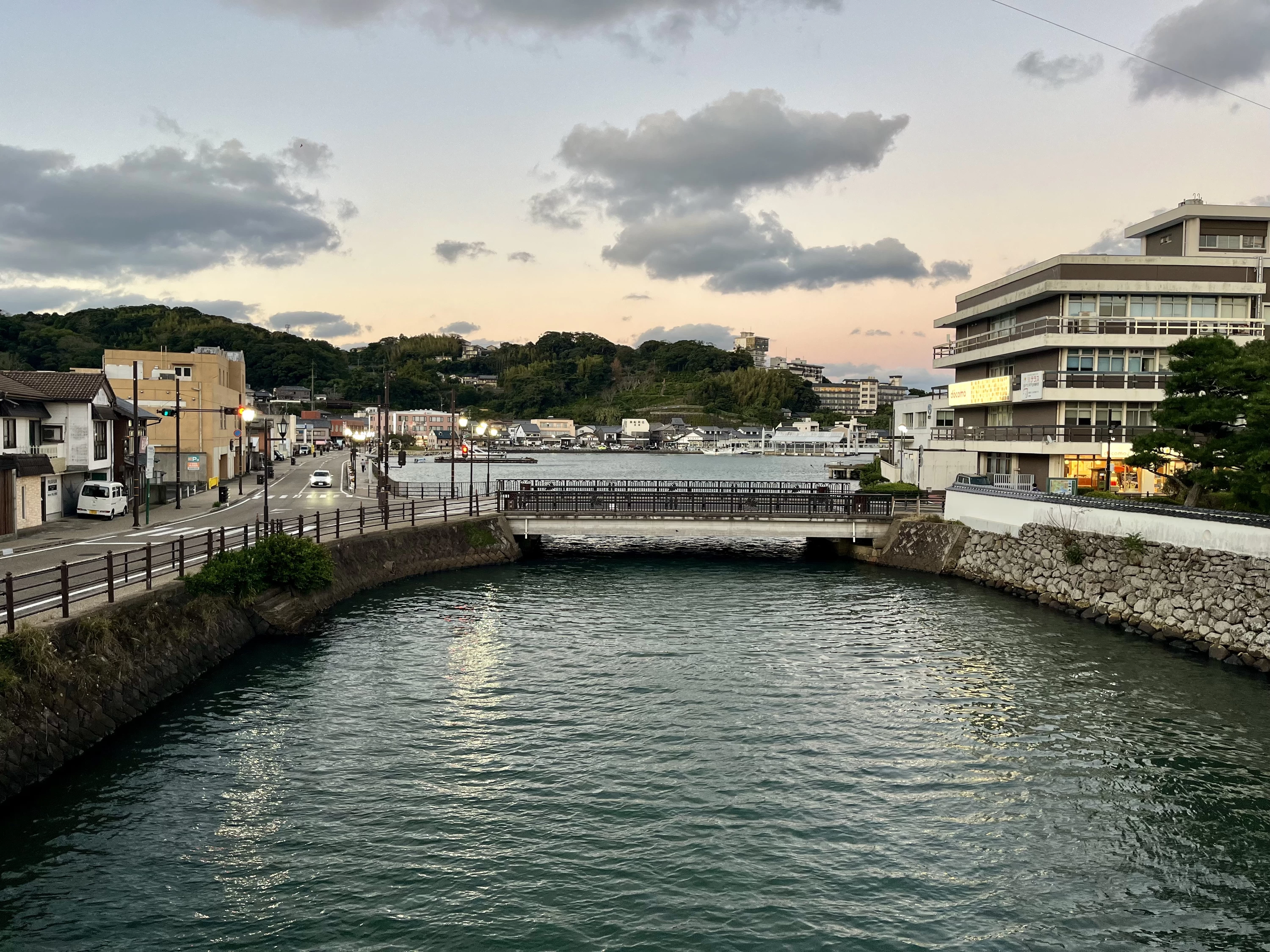 海岸通り･亀岡通り･築地通りの合流地点（現地にて撮影）