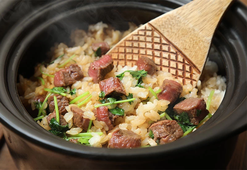 コースでいただける「土鍋炊き込みご飯」