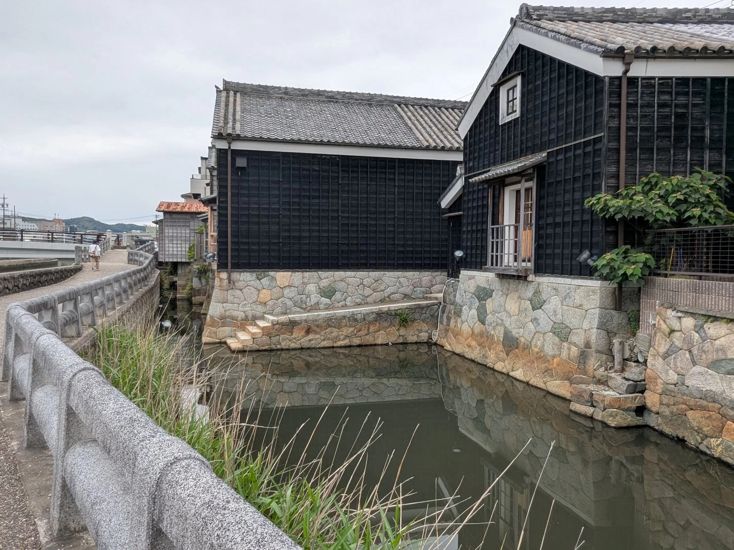 川から直接物資を運び込める蔵（現地にて撮影）