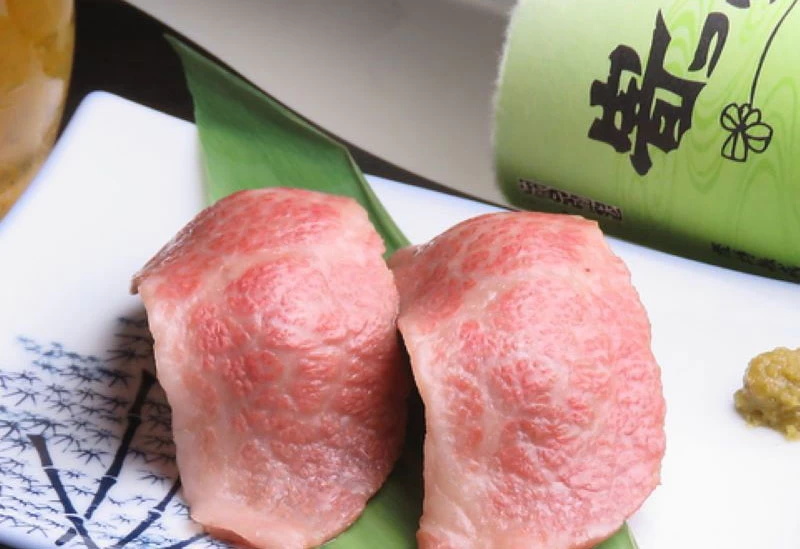 とろける旨さの「肉寿司 牛トロにぎり」