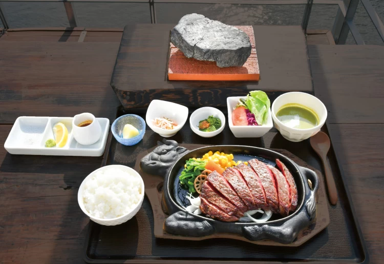 ステーキ御膳にはごはん、サラダ、小鉢、スープ、溶岩プレートが付く