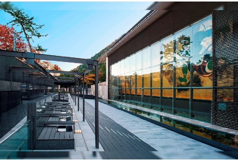 風神・雷神の大壁画と足湯カフェ