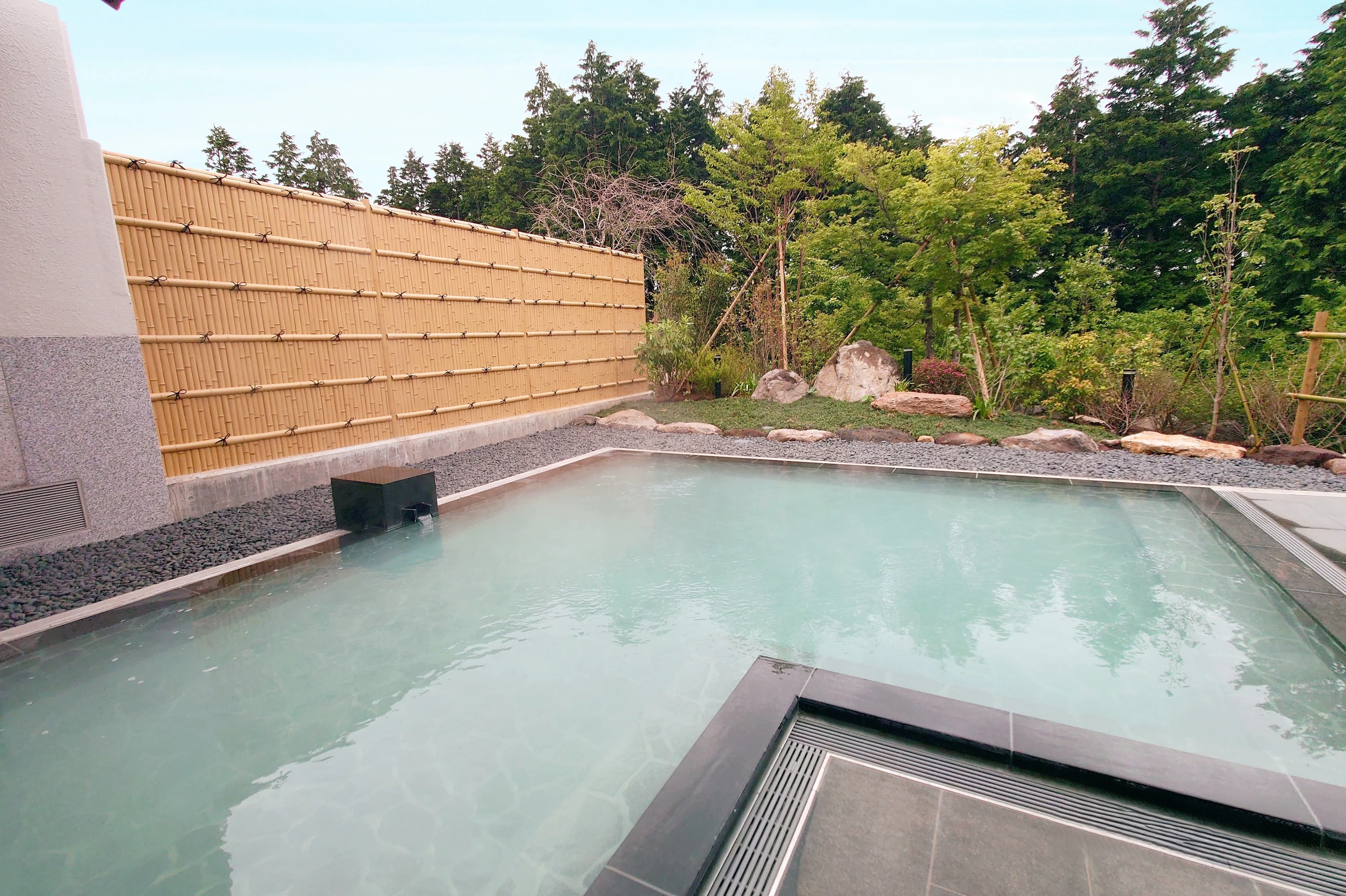 大きくなった女湯露天風呂（現地にて撮影）
