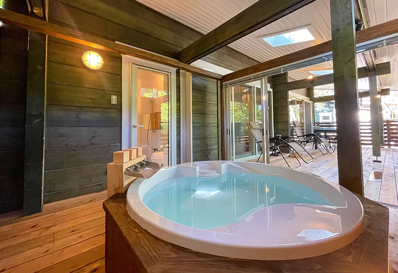 美肌効果で評判の天然温泉を客室で愉しむ ※写真は「ログプレミアムLinna～リンナ～」