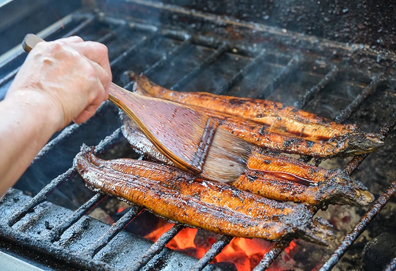 蒸さずに炭でじっくりと焼き上げる