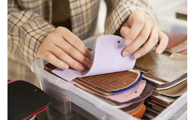 使う革は自分でセレクト