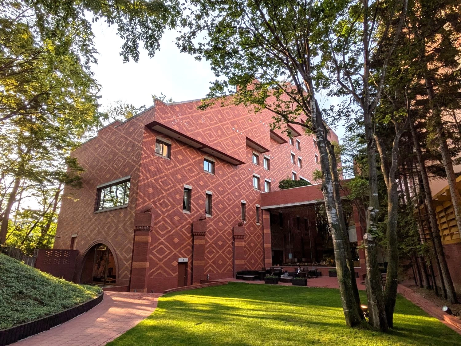 中庭(現地にて撮影)