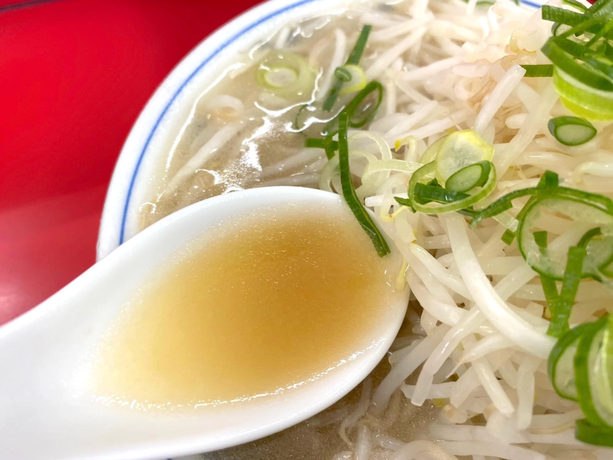 絶妙な塩加減のスープこそラーメン福の真骨頂（現地にて撮影）