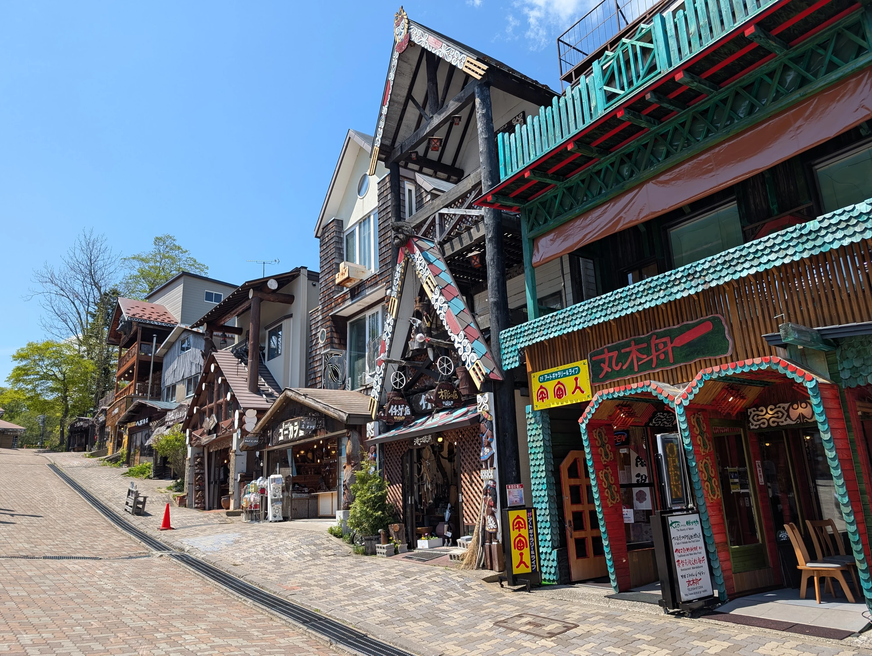 店が並ぶ（現地にて撮影）