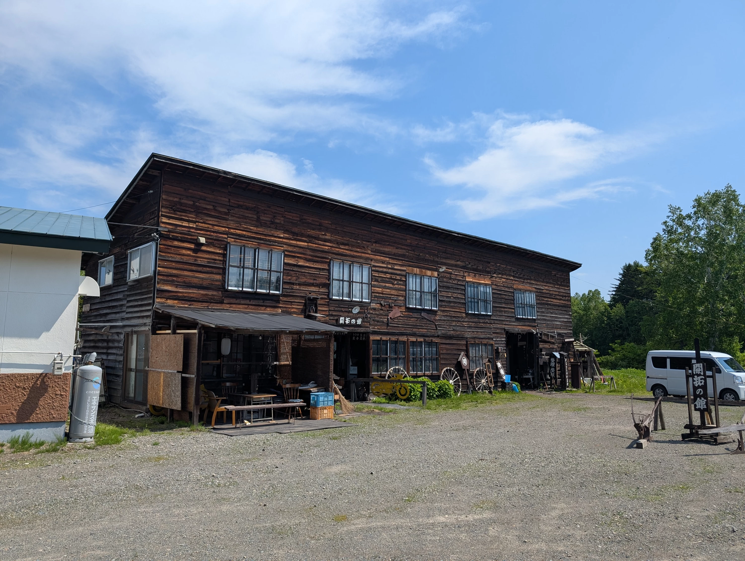 昔の農具の納屋も見学できる（現地にて撮影）