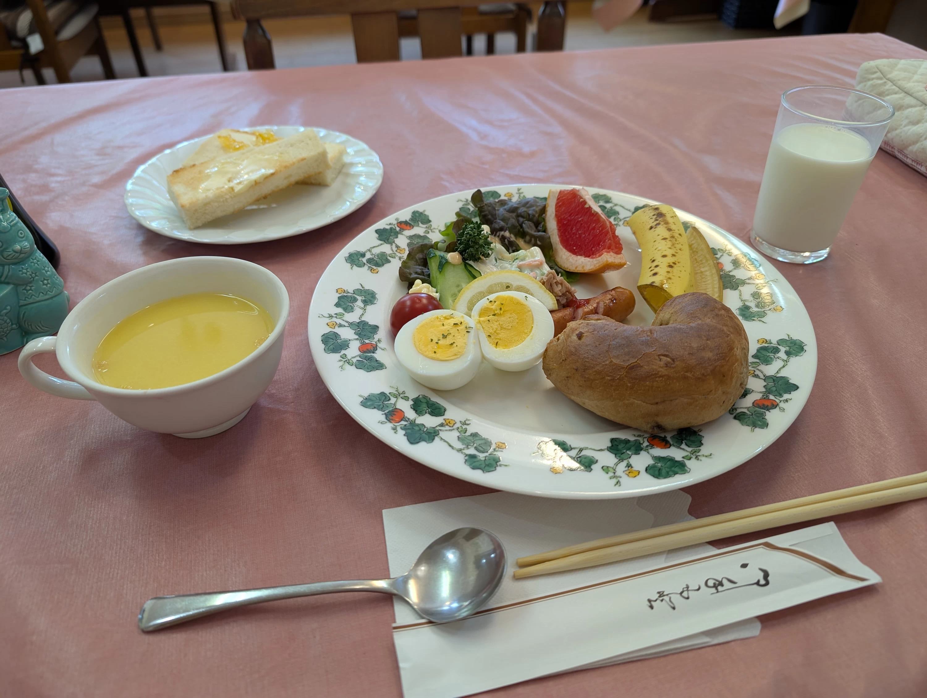 洋食の朝食（現地にて撮影）