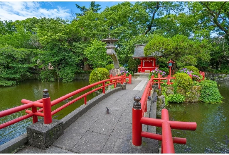 神池にかかる赤い橋