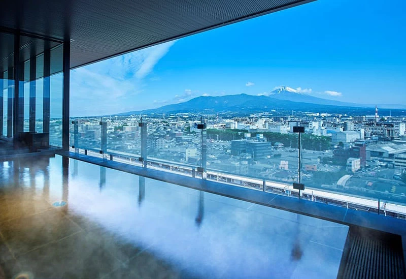 露天風呂のある展望温浴施設「富士の湯」