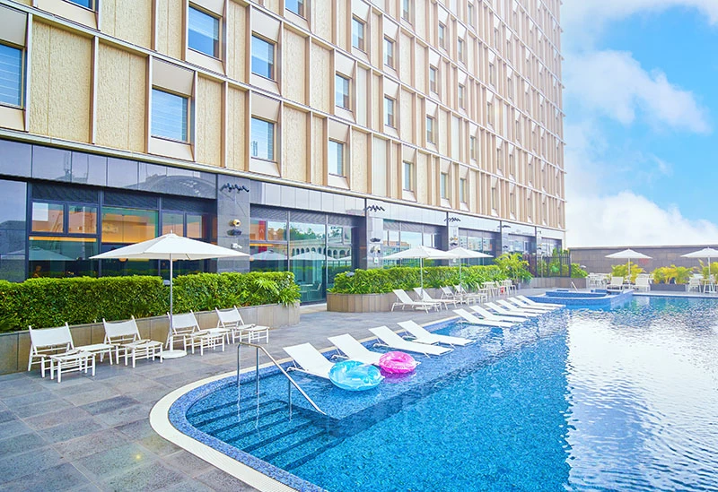 リゾート感あふれる屋外プール