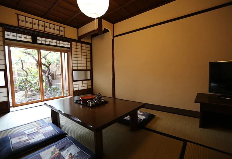 庭を望む風情あふれる京町家の和室