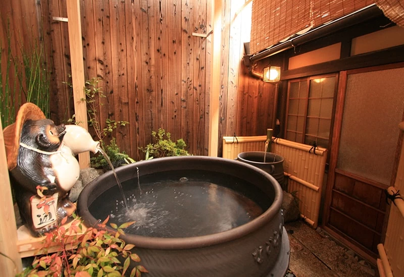 信楽焼の湯船で湯浴みを堪能