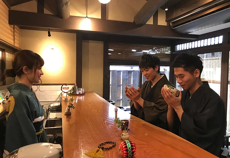 京町家で宇治抹茶を喫する茶道体験を