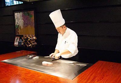 目の前で調理する個室鉄板焼き「壱心邸（いっしんてい））」