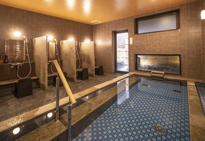 露天風呂のある大浴場で寛ぐ