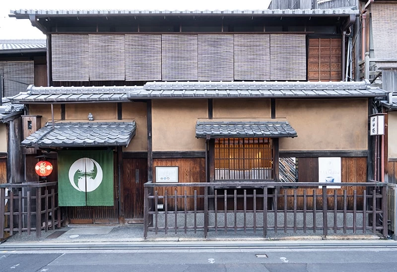 お茶屋建築ならではの歴史ある佇まい
