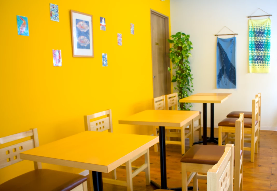 日差しが心地良い明るい琥珀色の空間