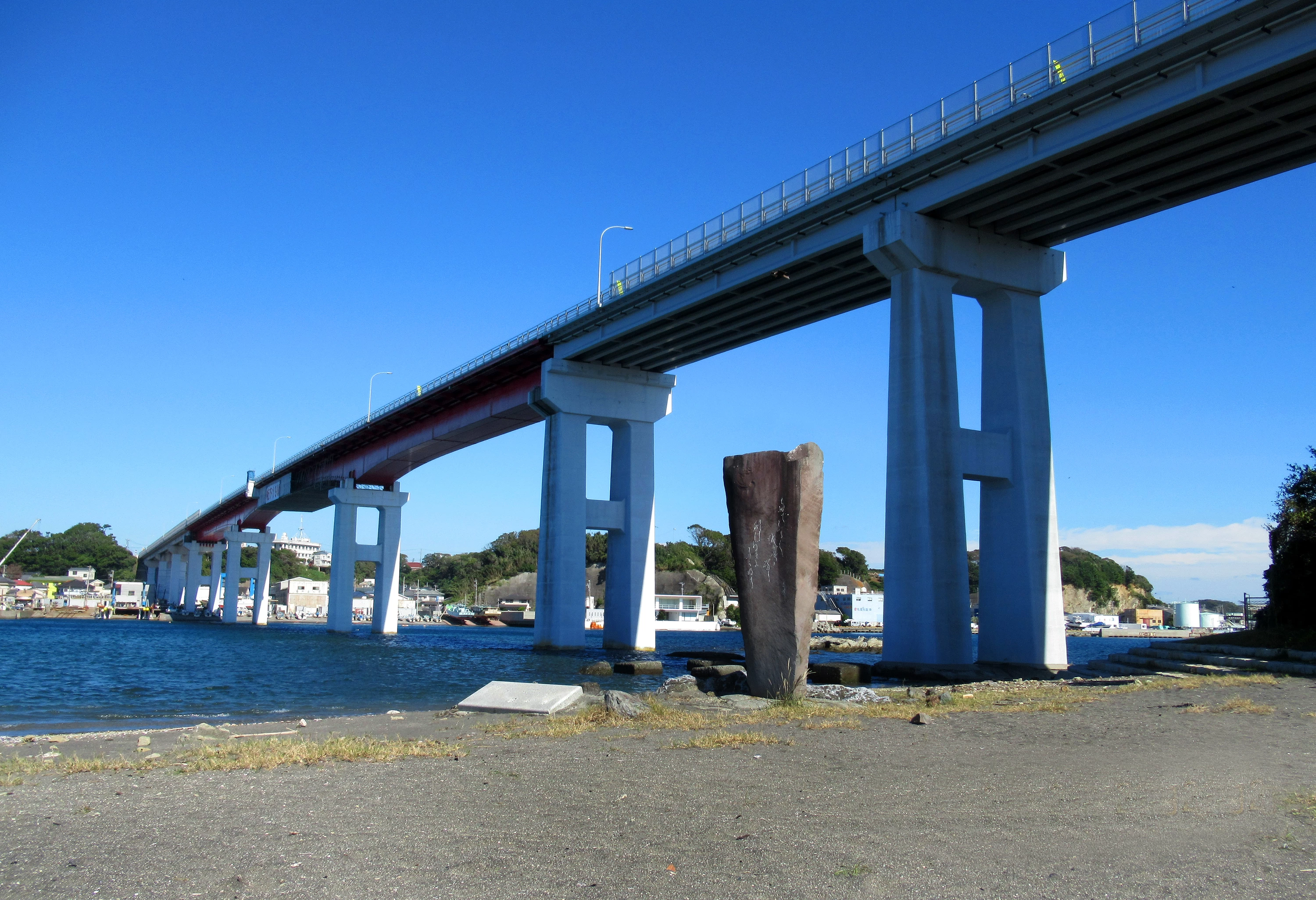 城ヶ島大橋と北原白秋記念碑